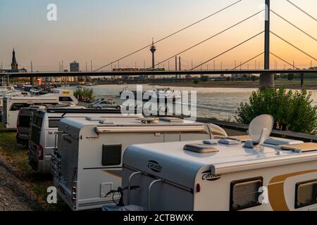 Skyline di Düsseldorf sul Reno, Torre sul Reno, Ponte Oberkassler, parcheggio per camper sulle rive del Reno, Terrazza sul Reno, Tonhalle, Düsse Foto Stock