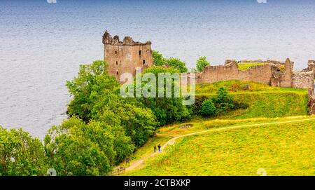 Le pittoresche rovine del castello di Urquhart Caisteal na Sròine, sulle rive del Loch Ness, Inverness, Scozia Foto Stock