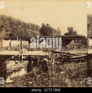 Il ponte di ferro e le rovine di Old Mill, vicino a Spence Creek, Huntington Co., E. & H.T. Anthony (azienda), Pennsylvania Railroad, Pennsylvania Foto Stock