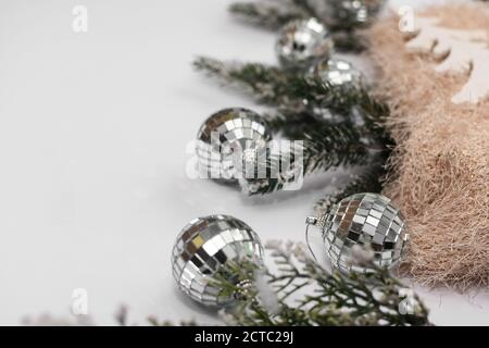 Il layout di New Year e un luogo per un'iscrizione Uno sfondo bianco con palle di Natale Foto Stock