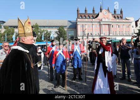 22 settembre 2020, Meclemburgo-Pomerania occidentale, Rostock: Presso il municipio (r) inizia la processione al Monastero della Santa Croce con la figura della regina danese Margarete Sambiria (r), fondatore del monastero. La processione segna l'inizio delle celebrazioni per la fondazione del monastero 750 anni fa. Il monastero è considerato il complesso edilizio più antico conservato di Rostock ed è uno dei monumenti architettonici più importanti della città. Foto: Bernd Wüstneck/dpa-Zentralbild/dpa Foto Stock