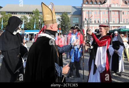 22 settembre 2020, Meclemburgo-Pomerania occidentale, Rostock: Presso il municipio (r) inizia la processione al Monastero della Santa Croce con la figura della regina danese Margarete Sambiria (r), fondatore del monastero. La processione segna l'inizio delle celebrazioni per la fondazione del monastero 750 anni fa. Il monastero è considerato il complesso edilizio più antico conservato di Rostock ed è uno dei monumenti architettonici più importanti della città. Foto: Bernd Wüstneck/dpa-Zentralbild/dpa Foto Stock