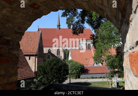 22 settembre 2020, Meclemburgo-Pomerania occidentale, Rostock: Il monastero della Santa Croce con la chiesa del monastero (M). Le celebrazioni per la fondazione del monastero, 750 anni fa, sono iniziate con il trasferimento dal municipio al monastero. Il monastero è considerato il complesso edilizio più antico conservato di Rostock ed è uno dei monumenti architettonici più importanti della città. Foto: Bernd Wüstneck/dpa-Zentralbild/dpa Foto Stock