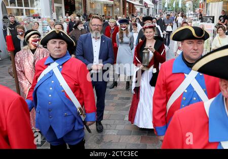 22 settembre 2020, Meclemburgo-Pomerania occidentale, Rostock: Le celebrazioni per la fondazione del monastero 750 anni fa iniziano con una processione dal municipio al monastero della Santa Croce. Alla sinistra posteriore Claus Ruhe Madsen, Signore Sindaco, e alla parte posteriore destra la figura della regina danese Margarete Sambiria, fondatore del monastero. Il monastero è considerato il complesso edilizio più antico conservato di Rostock ed è uno dei monumenti architettonici più importanti della città. Foto: Bernd Wüstneck/dpa-Zentralbild/dpa Foto Stock