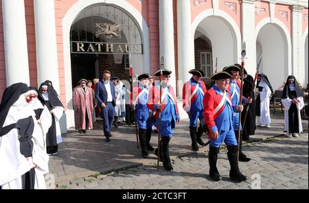 22 settembre 2020, Meclemburgo-Pomerania occidentale, Rostock: Nel municipio inizia la processione al monastero della Santa Croce, con la quale iniziano ufficialmente le celebrazioni per la fondazione del monastero 750 anni fa, dietro ai soldati Claus Ruhe Madsen, Signore Sindaco. Il monastero è considerato il complesso edilizio più antico conservato di Rostock ed è uno dei monumenti architettonici più importanti della città. Foto: Bernd Wüstneck/dpa-Zentralbild/dpa Foto Stock