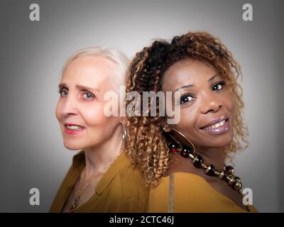 Ritratto orizzontale di due eleganti e belle in bianco e nero donne amici Foto Stock