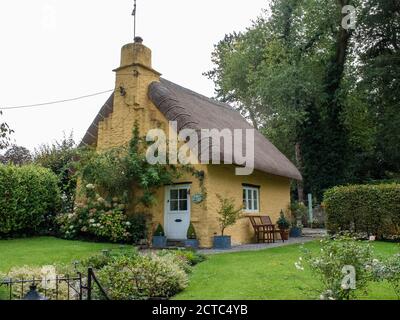 Cottage tradizionale tetto di paglia a Merthyr Mawr, Bridgend Galles, Regno Unito Foto Stock
