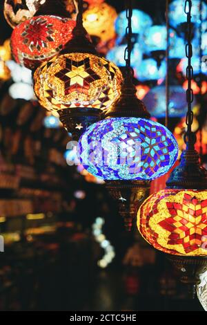 Colorate lampade a mosaico in stile turco appese nel bazar Foto Stock
