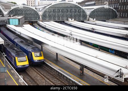 Stazione di Londra Paddington, treni in attesa di partenza Foto Stock