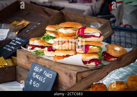 Focalizzazione selettiva, bagel appena riempiti in esposizione al mercato alimentare all'aperto di Kings Cross Foto Stock