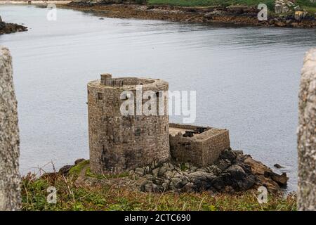 Castello di Cromwell visto dal castello di Re Carlo, Tresco, Isole di Scilly Foto Stock