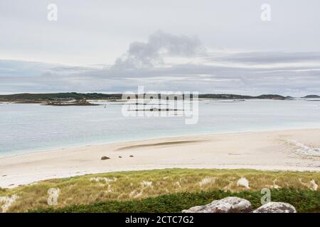 Vista dal vecchio blocco su Tresco, verso St Martin's, le isole di Scilly Foto Stock