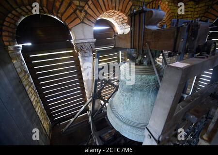 22 settembre 2020, Brandeburgo, Potsdam: Una delle quattro campane del Campanile della Chiesa della Pace nel Parco Sanssouci. Il campanile (Campanile) della chiesa, con la sua costruzione in ghisa, è molto faticoso. Dopo la ristrutturazione dei tetti della chiesa e il restauro del mosaico absidale lo scorso anno, la Fondazione palazzi e giardini prussiani Berlino-Brandeburgo (SPSG) può ora iniziare il restauro dell'edificio grazie ad un impegno privato. Insieme alla Deutsche Stiftung Denkmalschutz e alla B, viene lanciata una campagna di raccolta fondi a livello nazionale per i fondi mancanti Foto Stock