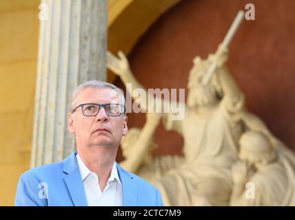 22 settembre 2020, Brandeburgo, Potsdam: Günther Jauch, presentatore televisivo e sostenitore finanziario di molti edifici storici della città, si trova di fronte alla scultura 'moss in preghiera, Con Aaron e Hur' dello scultore Daniel Rauch durante la conferenza stampa per la campagna di raccolta fondi per la conservazione del Campanile della Chiesa della Pace nel Parco Sanssouci. Il campanile (Campanile) della chiesa, con la sua costruzione in ghisa, è molto faticoso. Dopo la ristrutturazione dei tetti della chiesa e il restauro del mosaico absidale lo scorso anno, i palazzi e giardini prussiani Foto Stock