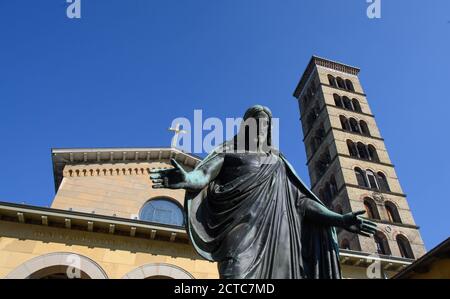 22 settembre 2020, Brandeburgo, Potsdam: Il Campanile della Chiesa della Pace nel Parco Sanssouci. Il campanile (Campanile) della chiesa, con la sua costruzione in ghisa, è molto faticoso. Dopo la ristrutturazione dei tetti della chiesa e il restauro del mosaico absidale lo scorso anno, la Fondazione palazzi e giardini prussiani Berlino-Brandeburgo (SPSG) può ora iniziare il restauro dell'edificio grazie ad un impegno privato. Una campagna di raccolta fondi a livello nazionale per i fondi mancanti è in corso di lancio insieme alla Deutsche Stiftung Denkmalschutz e alla Bauverein der Friedenskirchge Foto Stock