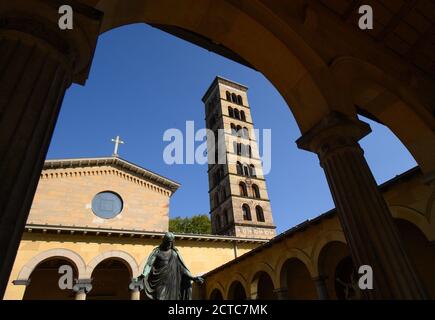 22 settembre 2020, Brandeburgo, Potsdam: Il Campanile della Chiesa della Pace nel Parco Sanssouci. Il campanile (Campanile) della chiesa, con la sua costruzione in ghisa, è molto faticoso. Dopo la ristrutturazione dei tetti della chiesa e il restauro del mosaico absidale lo scorso anno, la Fondazione palazzi e giardini prussiani Berlino-Brandeburgo (SPSG) può ora iniziare il restauro dell'edificio grazie ad un impegno privato. Una campagna di raccolta fondi a livello nazionale per i fondi mancanti è in corso di lancio insieme alla Deutsche Stiftung Denkmalschutz e alla Bauverein der Friedenskirchge Foto Stock