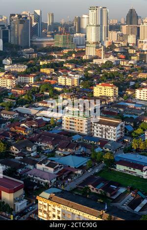 Skyline del quartiere tradizionale e degli edifici finanziari di Kuala Lumpur, Malesia Foto Stock
