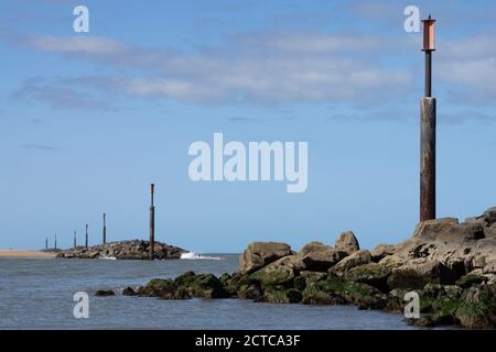 Barriere coralline artifiali offshore usate come difesa dell'erosione costiera, Sea Palling, Norfolk, UK. Foto Stock
