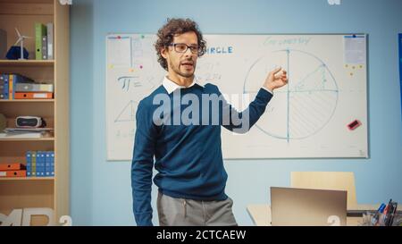 Ritratto dell'insegnante che spiega la lezione alla classe piena di bambini brillanti diversi, nel gruppo scolastico elementare di apprendimento multietnico intelligente Foto Stock