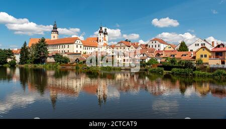 Vista del castello di Telč e della città vecchia, attraverso stagni, Repubblica Ceca Foto Stock