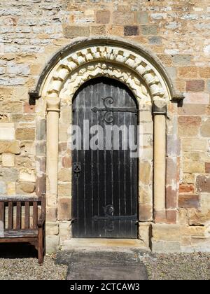 Norman porta Sud presso la Chiesa di Santa Maria A. Edificio classificato di grado i a Goldsborough, vicino a Knaresborough, North Yorkshire Inghilterra Foto Stock