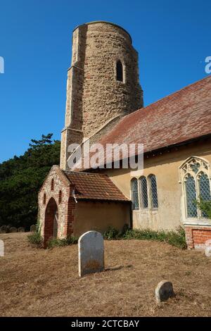 Ramsholt, Suffolk, Regno Unito - 22 settembre 2020: Tutti i Santi torre rotonda chiesa accanto al fiume Deben. Foto Stock