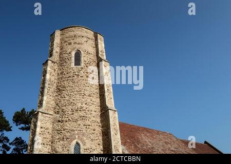 Ramsholt, Suffolk, Regno Unito - 22 settembre 2020: Tutti i Santi torre rotonda chiesa accanto al fiume Deben. Foto Stock