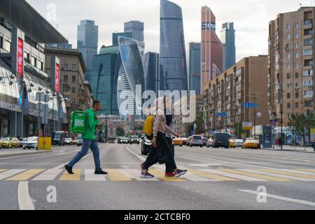 Mosca, Russia - Settembre 9,2020: Via Bolshaya Dorogomilovskaya. MIBC (Centro Internazionale d'Affari di Mosca). Le persone, l'uomo che consegna cibo attraversa la s Foto Stock