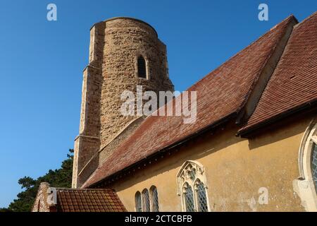 Ramsholt, Suffolk, Regno Unito - 22 settembre 2020: Tutti i Santi torre rotonda chiesa accanto al fiume Deben. Foto Stock