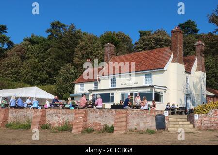 Ramsholt, Suffolk, UK - 22 settembre 2020: Soleggiato giorno d'autunno per un pranzo all'aperto al Ramsholt Arms accanto al fiume Deben. Foto Stock