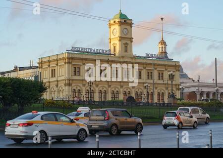 Mosca, Russia - 10 settembre 2020: Il paesaggio urbano di Mosca al tramonto d'autunno dopo la pioggia. Grande traffico. La strada è piena di auto. Costruzione della Mosca Foto Stock