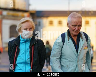 Mosca, Russia - 10 settembre 2020: Il paesaggio urbano di Mosca al tramonto d'autunno dopo la pioggia. Concetto di stile di vita della grande città. Ritratto dell'uomo anziano e della donna Foto Stock