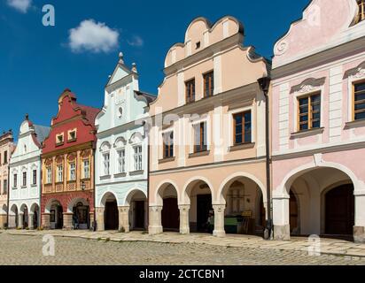 Piazza principale della città con case rinascimentali e barocche e portici, Telč, Repubblica Ceca Foto Stock