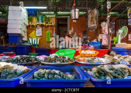 Uno stallo del mercato del pesce nel mercato Khlong Toei, il più grande mercato fresco a Bangkok, Thailandia. Foto Stock