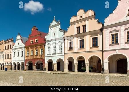 Piazza principale della città con case rinascimentali e barocche e portici, Telč, Repubblica Ceca Foto Stock