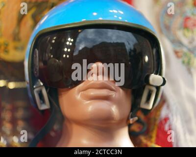 Mosca, Russia - 10 settembre 2020: Munizioni di un pilota con cappello e occhiali era, stile vintage Foto Stock