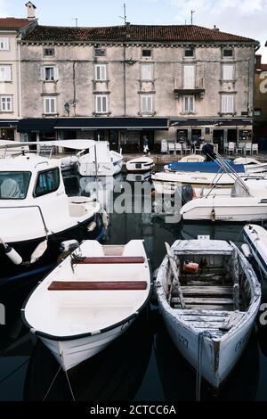 Strade di un piccolo villaggio di pescatori Cres Foto Stock