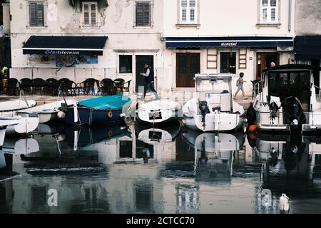 Strade di un piccolo villaggio di pescatori Cres Foto Stock