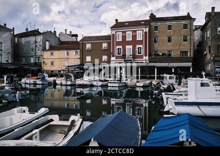 Strade di un piccolo villaggio di pescatori Cres Foto Stock