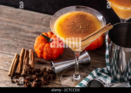Cocktail di zucca su tavolo di legno e sfondo nero Foto Stock