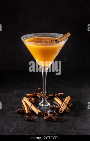 Cocktail di zucca su sfondo nero Foto Stock