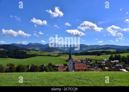 Vista di Stiefenhofen a Westallgäu, sullo sfondo a sinistra della torre della chiesa Hochgrat (1834 m), Svevia, Baviera, Germania, Europa Foto Stock