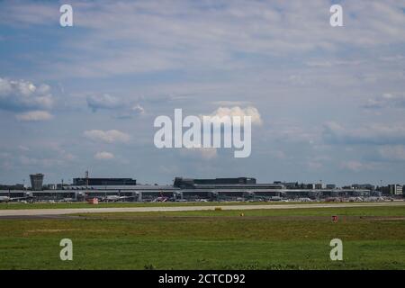 L'aeroporto Chopin di Varsavia è visto dal lato della pista dell'aeroporto Foto Stock