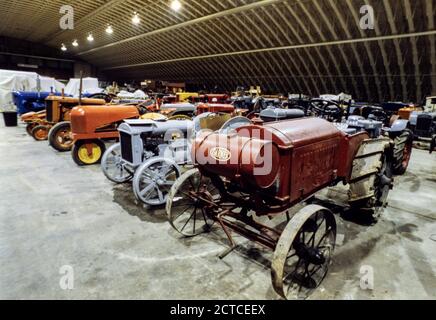 Trattori e altri veicoli agricoli. Il Museo della Scienza di Londra ospita una collezione di veicoli e mostre museali attualmente non esposte a South Kensington o in prestito in una serie di portaerei a Wroughton, nel Wiltshire. 06 novembre 1992. Foto: Neil Turner Foto Stock