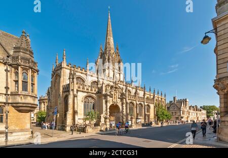 OXFORD CITTÀ INGHILTERRA L'ALTO E CHIESA DI ST.MARY IL VIRGIN PIÙ IN GIÙ TUTTE LE ANIME COLLEGE Foto Stock