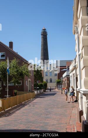 Due giovani donne turisti sull'Isola di Borkum, Isola Frisia Orientale, Frisia, bassa Sassonia, Germania, Europa. Foto Stock