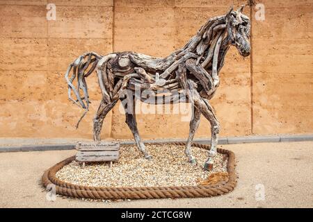 La scultura di Cavallo di Driftwood di Heather Jansch all'Eden Project in Cornovaglia, Inghilterra Foto Stock