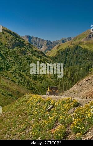 Jeep sul loop alpino vicino Engineer Pass, Animas River Valley in distanza, San Juan Mountains, Colorado, STATI UNITI D'AMERICA Foto Stock