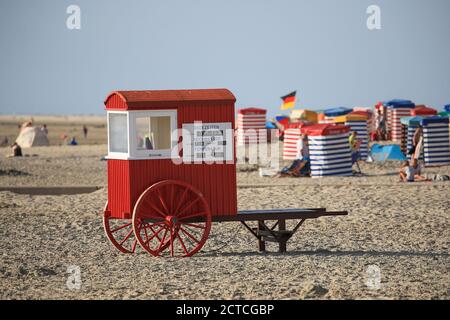 Carrello sulla spiaggia principale dell'isola di Borkum, Frisia, bassa Sassonia, Germania, Europa. Foto Stock