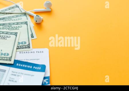 Biglietto aereo, un passaporto in corso di validità e di elettronica, prepararsi al viaggio Foto Stock